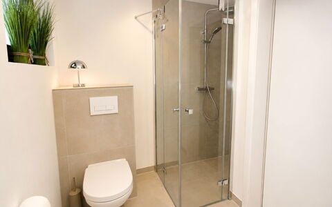 Herzwerk Schwalenberg: Salle De Bains, Luminaire Plomberie, Sol, Mur, Design Intérieur, Sol, Toilette, Plomberie, Robinet, Pièce