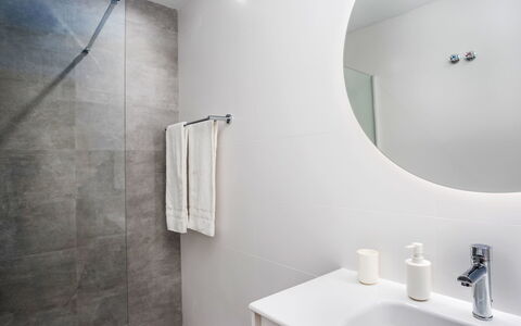 Los Arcos: Mur, Sol, Salle De Bains, Design Intérieur, Luminaire Plomberie, Sol, Évier, Robinet, Plomberie, Armoire De Toilette