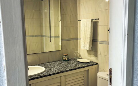 Los Arcos: Luminaire Plomberie, Lavabo, Mur, Salle De Bains, Sol, Évier, Sol, Design Intérieur, Robinet, Plomberie