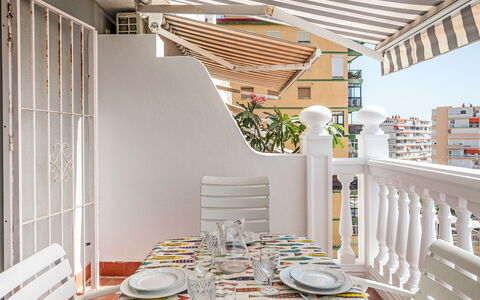 Los Arcos: Meubles, Design Intérieur, Chaise, Sol, Mobilier De Jardin, Balcon, Appartement, Store, Tableau De Plein Air, Ombre