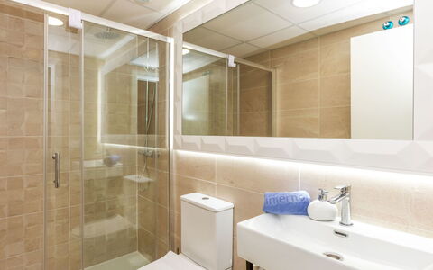 Sol Y Mar i: Sol, Sol, Design Intérieur, Luminaire Plomberie, Salle De Bains, Plafond, Toilette, Plomberie, Tuile, Armoire De Toilette