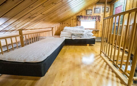 Nelostupa a: Bois, Sol, Sol, Meubles, Design Intérieur, Parquet, Éclairage, Plafond, Pièce, Domicile