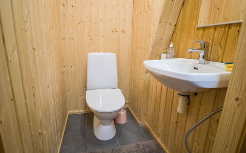 Nelostupa B: Sol, Sol, Bois, Siège De Toilette, Toilette, Luminaire Plomberie, Design Intérieur, Salle De Bains, Pièce, Tache De Bois