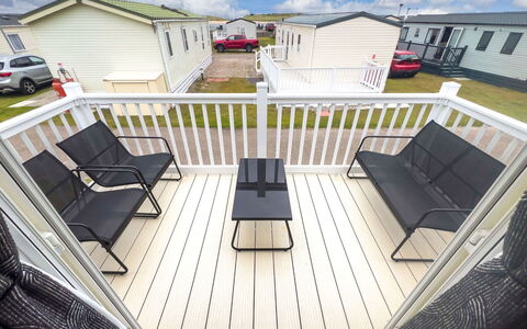 Willow'S Retreat: Plate-Forme, Dur, Planche, Tache De Bois, Balcon, Porche, Siding, Parquet, Clôture, Mobilier De Jardin