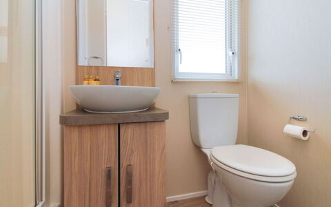 Willow'S Retreat: Siège De Toilette, Toilette, Salle De Bains, Luminaire Plomberie, Bois, Lavabo, Sol, Sol, Évier, Design Intérieur