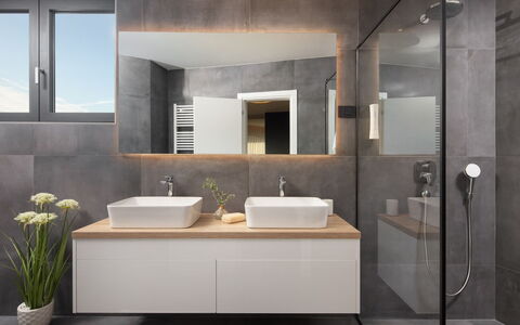 Villa H2: Lavabo, Salle De Bains, Évier, Luminaire Plomberie, Design Intérieur, Miroir, Armoire De Toilette, Sol, Robinet, Comptoir