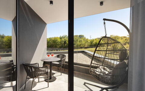 Villa H2: Mobilier De Jardin, Chaise, Ombre, Balcon, Daylighting, Table Basse, Salon