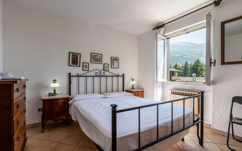 Ilda: Lit, Chambre, Meubles, Literie, Drap De Lit, Design Intérieur, Pièce, Cadre De Lit, Plafond, Linge