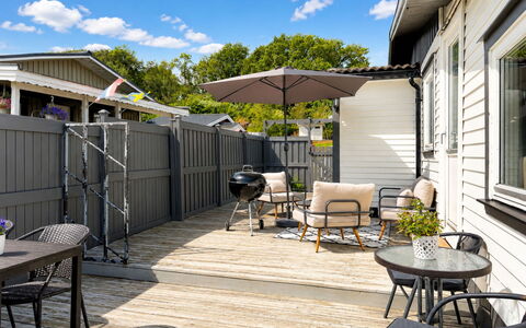 Lyckan: Mobilier De Jardin, Meubles, Plate-Forme, Tableau De Plein Air, Chaise, Ombre, Patio, Porche, Siding, Tache De Bois