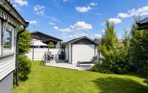 Lyckan: Maison, Toit, Domicile, Zone Résidentielle, Siding, Jardin, Chalet, Ombre, Pelouse, Cour