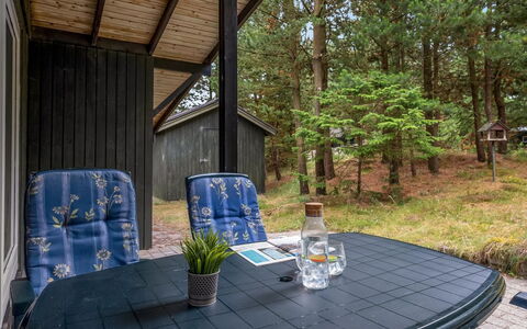 Hardina - 1Km from the Sea: Bois, Chalet, Domicile, Batiments Jardin, Siding, Porche, Ombre, Cabane En Rondins, Arrière-Cour, Cabanon