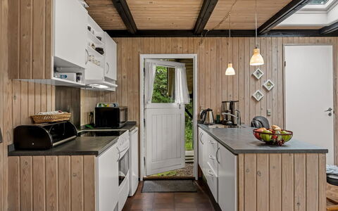 Hardina - 1Km from the Sea: Bois, Cuisine, Meubles, Comptoir, Appareil De Cuisine, Électroménager, Principaux Appliance, Cabinetry, Tache De Bois, Dur