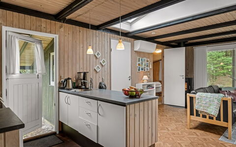 Hardina - 1Km from the Sea: Cuisine, Bois, Comptoir, Appareil De Cuisine, Design Intérieur, Sol, Meubles, Plafond, Cabinetry, Principaux Appliance