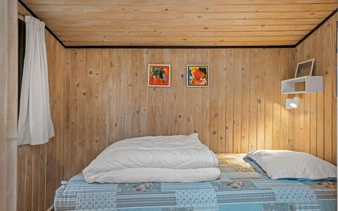 Hardina - 1Km from the Sea: Chambre, Lit, Bois, Design Intérieur, Sol, Sol, Drap De Lit, Meubles, Literie, Pièce