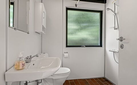 Hardina - 1Km from the Sea: Luminaire Plomberie, Salle De Bains, Plomberie, Évier, Lavabo, Robinet, Toilette, Siège De Toilette, Plante D'Appartement