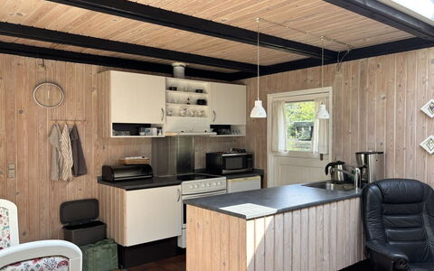 Hardina - 1Km from the Sea: Bois, Cuisine, Meubles, Design Intérieur, Sol, Comptoir, Sol, Plafond, Cabinetry, Pièce