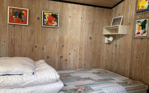 Hardina - 1Km from the Sea: Chambre, Bois, Lit, Drap De Lit, Meubles, Sol, Design Intérieur, Sol, Literie, Pièce