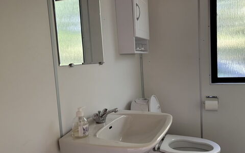 Hardina - 1Km from the Sea: Luminaire Plomberie, Salle De Bains, Siège De Toilette, Évier, Plomberie, Lavabo, Sol, Toilette, Robinet, Miroir
