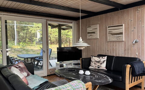 Hardina - 1Km from the Sea: Meubles, Bois, Design Intérieur, Chaise, Sol, Domicile, Salon, Plafond, Table Basse, Verre