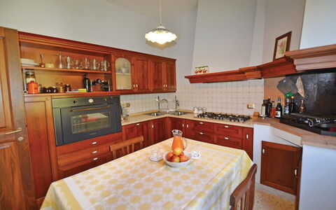 Villa Santa Chiara: Cuisine, Meubles, Cabinetry, Design Intérieur, Appareil De Cuisine, Bois, Comptoir, Sol, Principaux Appliance, Pièce