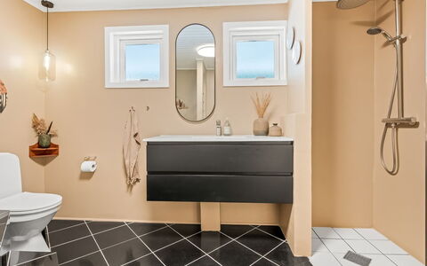 Ry 601: Sol, Sol, Luminaire Plomberie, Salle De Bains, Design Intérieur, Toilette, Siège De Toilette, Armoire De Toilette, Plomberie, Évier