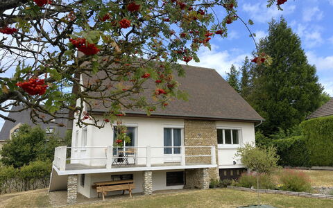 Les Glaieuls: Bâtiment, Fenêtre, Maison, Arbuste, Toit, Chalet, Domicile, Zone Résidentielle, Lot Terre