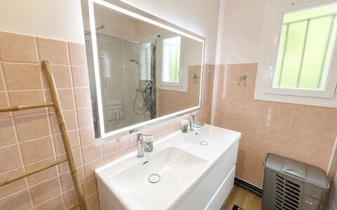Les Glaieuls: Luminaire Plomberie, Sol, Lavabo, Mur, Salle De Bains, Sol, Design Intérieur, Évier, Robinet, Miroir