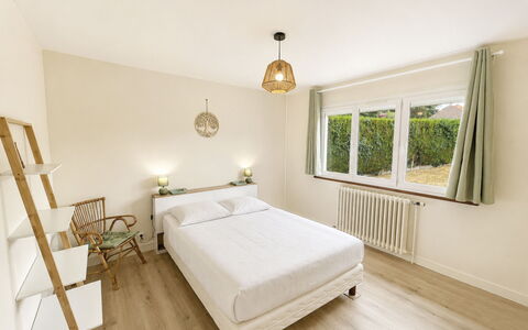Les Glaieuls: Lit, Design Intérieur, Meubles, Chambre, Mur, Sol, Sol, Bois, Plafond, Literie