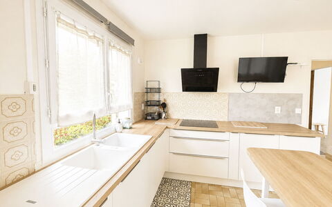 Les Glaieuls: Comptoir, Cuisine, Design Intérieur, Sol, Meubles, Cabinetry, Bois, Appareil De Cuisine, Sol, Principaux Appliance