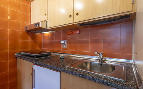 Ai Pascoli: Cuisine, Comptoir, Sol, Design Intérieur, Orange, Pièce, Sol, Evier, Plafond, Principaux Appliance