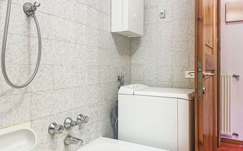Ai Pascoli: Salle De Bains, Luminaire Plomberie, Sol, Mur, Sol, Design Intérieur, Évier, Robinet, Lavabo, Toilette