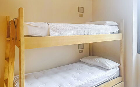 Ai Pascoli: Lit, Chambre, Drap De Lit, Bois, Literie, Sol, Cadre De Lit, Sol, Design Intérieur, Meubles