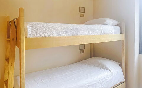 Ai Pascoli: Lit, Chambre, Literie, Drap De Lit, Bois, Linge, Sol, Meubles, Cadre De Lit, Design Intérieur