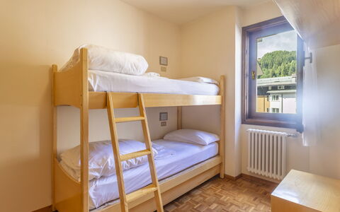 Ai Pascoli: Lit, Chambre, Drap De Lit, Literie, Cadre De Lit, Design Intérieur, Meubles, Pièce, Plafond, Appartement