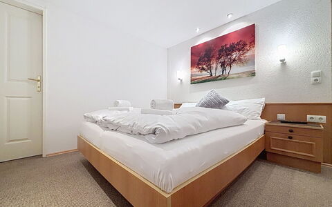 Susi: Lit, Design Intérieur, Chambre, Sol, Drap De Lit, Sol, Literie, Plafond, Pièce, Cadre De Lit