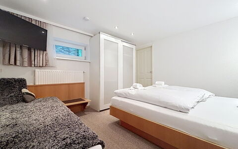 Susi: Lit, Chambre, Design Intérieur, Sol, Sol, Bois, Drap De Lit, Literie, Plafond, Pièce