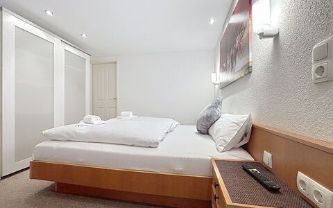Susi: Design Intérieur, Plafond, Sol, Meubles, Sol, Lit, Chambre, Pièce, Éclairage, Literie