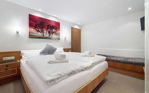 Susi: Chambre, Lit, Design Intérieur, Drap De Lit, Cadre De Lit, Literie, Sol, Plafond, Suite, Oreiller