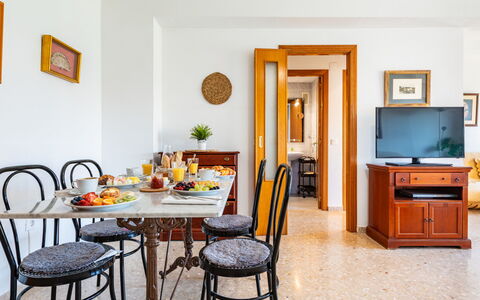 Mare Nostrum: Meubles, Design Intérieur, Bois, Sol, Table, Salle À Manger, Table Cuisine Et Salle A Manger, Pièce, Éclairage, Plafond