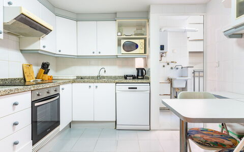 Mare Nostrum: Cuisine, Design Intérieur, Comptoir, Meubles, Principaux Appliance, Appareil De Cuisine, Sol, Sol, Cabinetry, Domicile