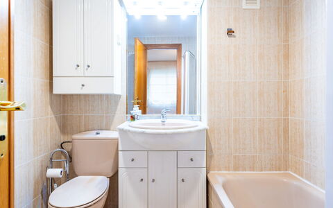 Mare Nostrum: Salle De Bains, Lavabo, Luminaire Plomberie, Évier, Sol, Toilette, Design Intérieur, Sol, Siège De Toilette, Robinet