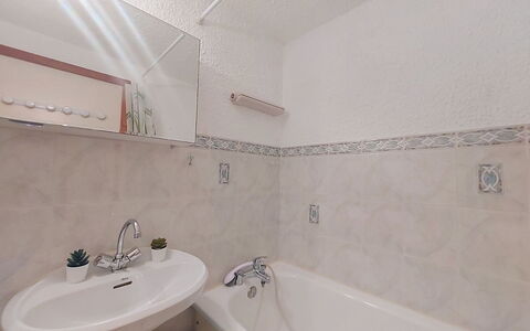 Les Grandes Aiguilles: Salle De Bains, Luminaire Plomberie, Sol, Baignoire, Design Intérieur, Sol, Robinet, Plomberie, Évier, Lavabo
