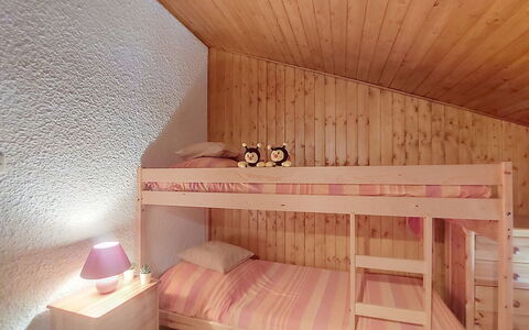 Les Grandes Aiguilles: Chambre, Bois, Sol, Design Intérieur, Sol, Meubles, Lit, Plafond, Pièce, Literie