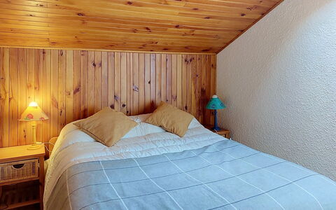 Les Grandes Aiguilles: Lit, Design Intérieur, Chambre, Sol, Drap De Lit, Sol, Bois, Meubles, Literie, Plafond