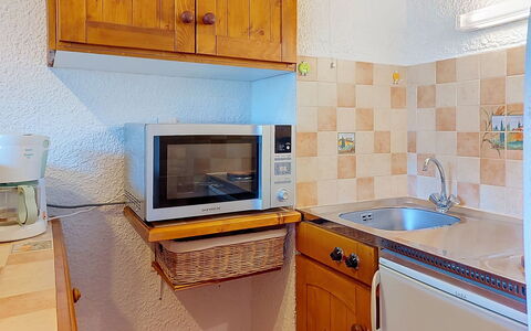 Les Grandes Aiguilles: Principaux Appliance, Bois, Design Intérieur, Comptoir, Cuisine, Meubles, Sol, Cabinetry, Appareil De Cuisine, Sol