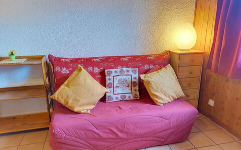 Les Grandes Aiguilles: Meubles, Bois, Design Intérieur, Sol, Textile, Sol, Coussin, Pièce, Éclairage, Linge