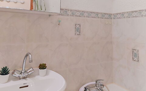 Les Grandes Aiguilles: Luminaire Plomberie, Salle De Bains, Évier, Robinet, Sol, Design Intérieur, Lavabo, Plomberie, Sol, Tuile