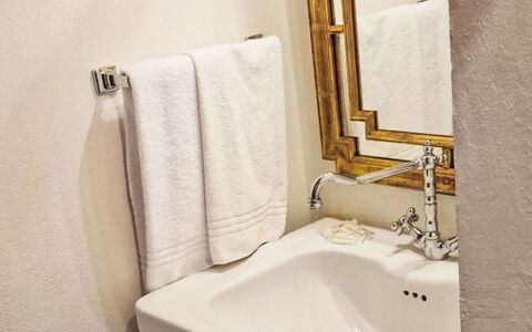 Il Pozzo dei Desideri: Design Intérieur, Luminaire Plomberie, Lavabo, Plomberie, Salle De Bains, Évier, Miroir, Robinet, Tuile, Serviette