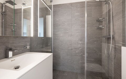 Val Signina 5-2: Salle De Bains, Sol, Luminaire Plomberie, Mur, Sol, Design Intérieur, Robinet, Plomberie, Tuile, Armoire De Toilette