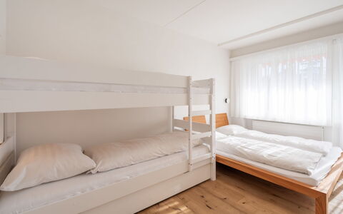 Val Signina 5-2: Sol, Sol, Bois, Design Intérieur, Chambre, Lit, Plafond, Parquet, Pièce, Meubles